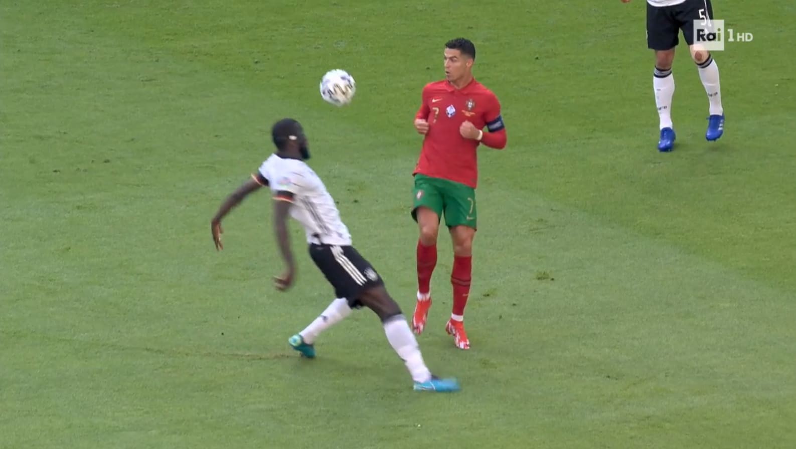 Ronaldo tạo cú lừa cho Rudiger, xử lý bóng kiểu 'no look' đẳng cấp - Bóng Đá