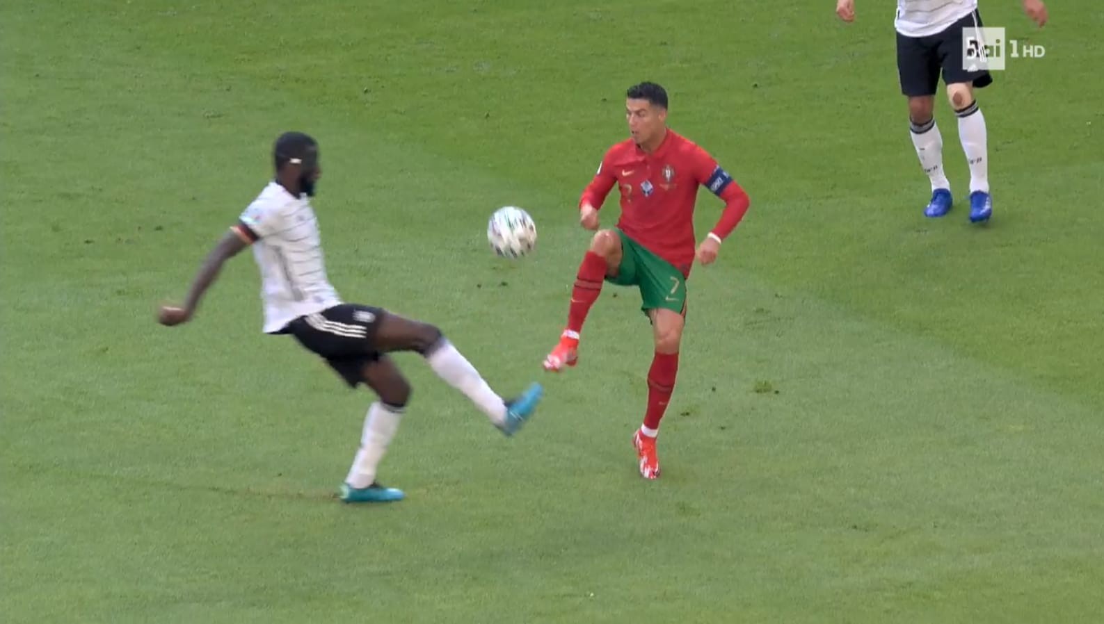 Ronaldo tạo cú lừa cho Rudiger, xử lý bóng kiểu 'no look' đẳng cấp - Bóng Đá