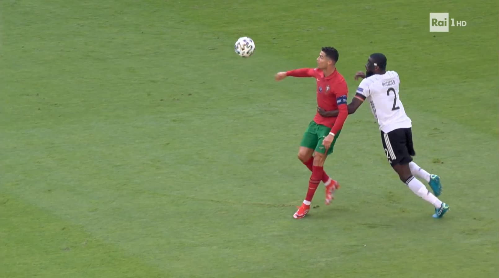 Ronaldo tạo cú lừa cho Rudiger, xử lý bóng kiểu 'no look' đẳng cấp - Bóng Đá