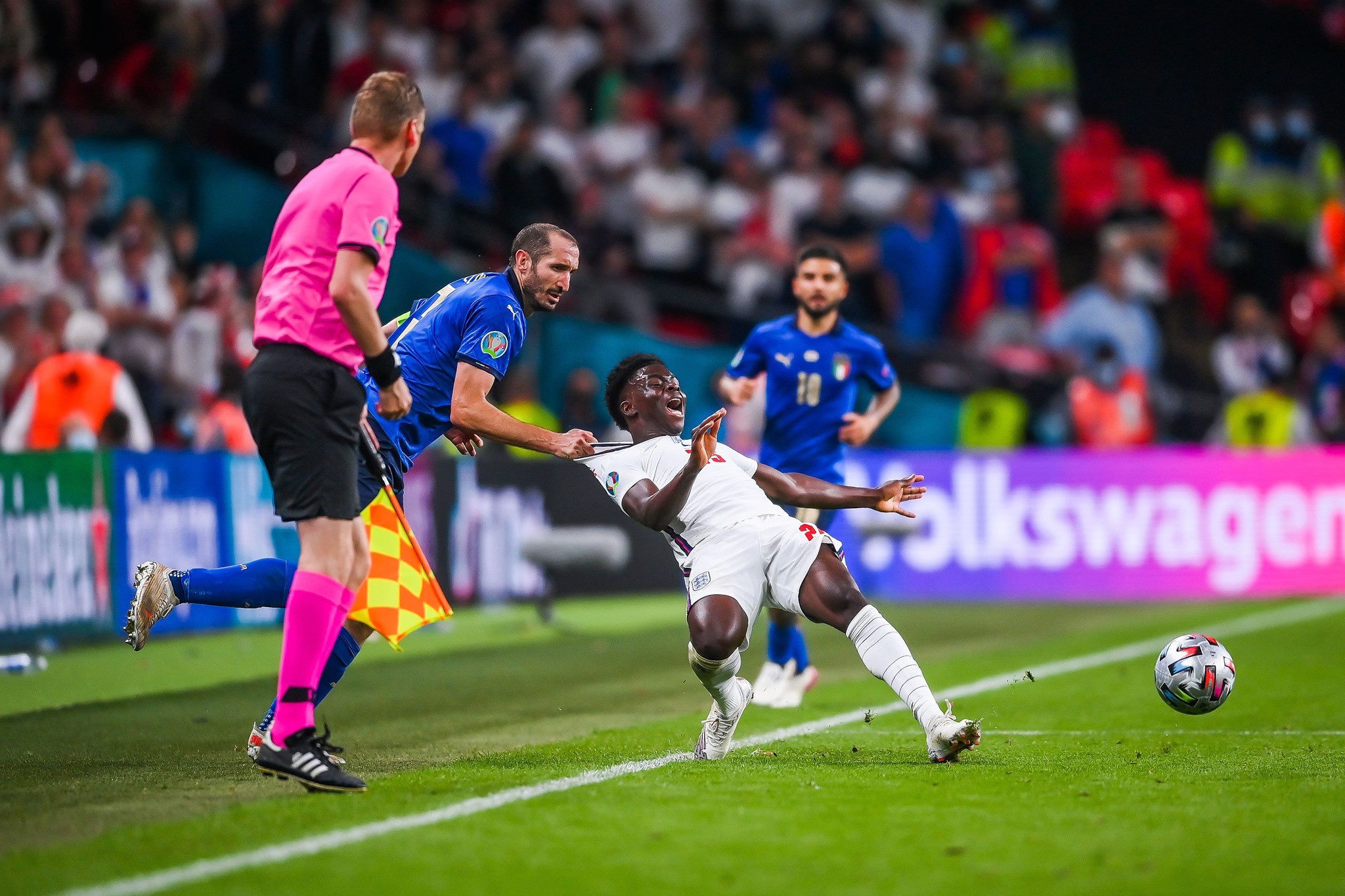 Chiellini fouled on Saka - Bóng Đá