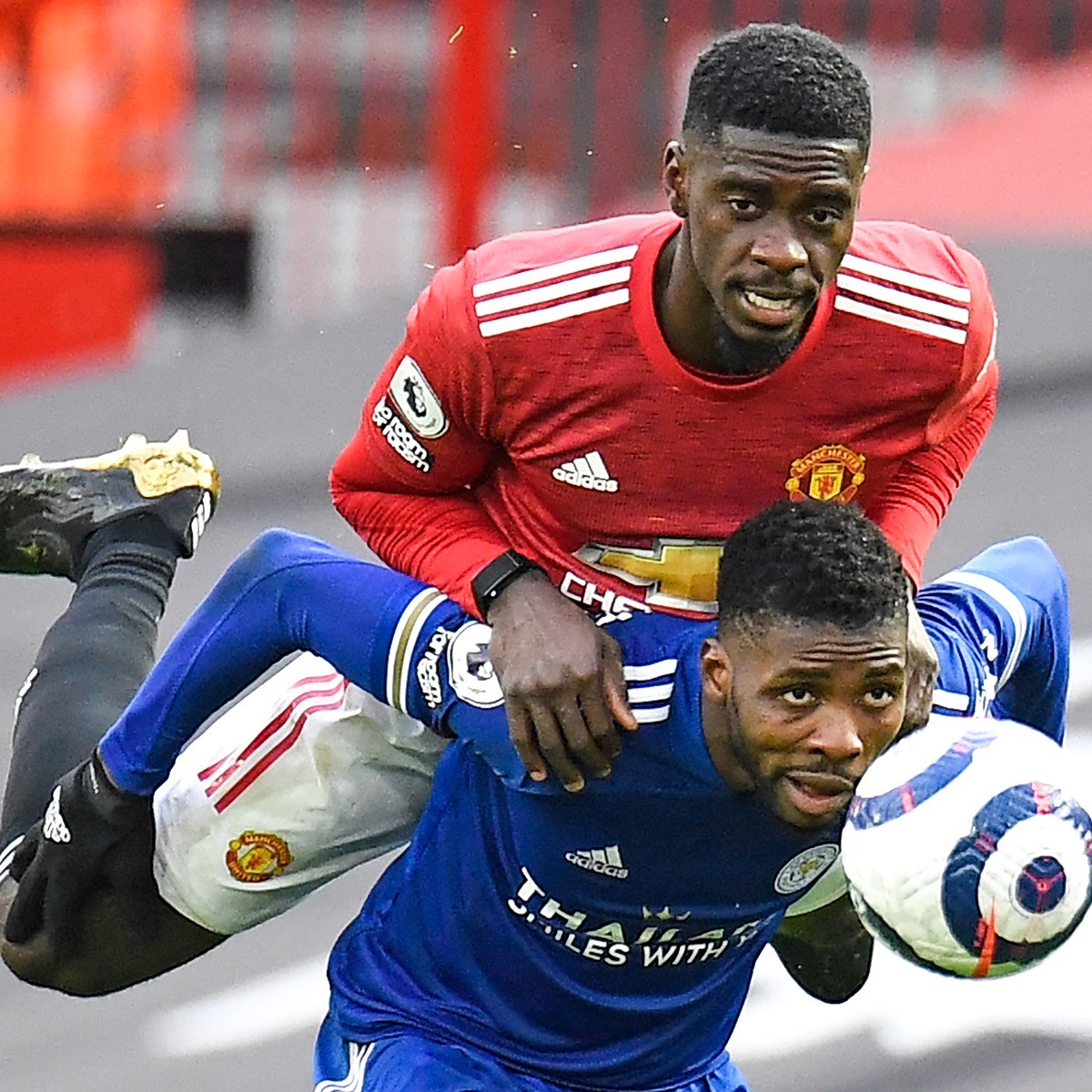 Axel Tuanzebe wearing watch - Bóng Đá