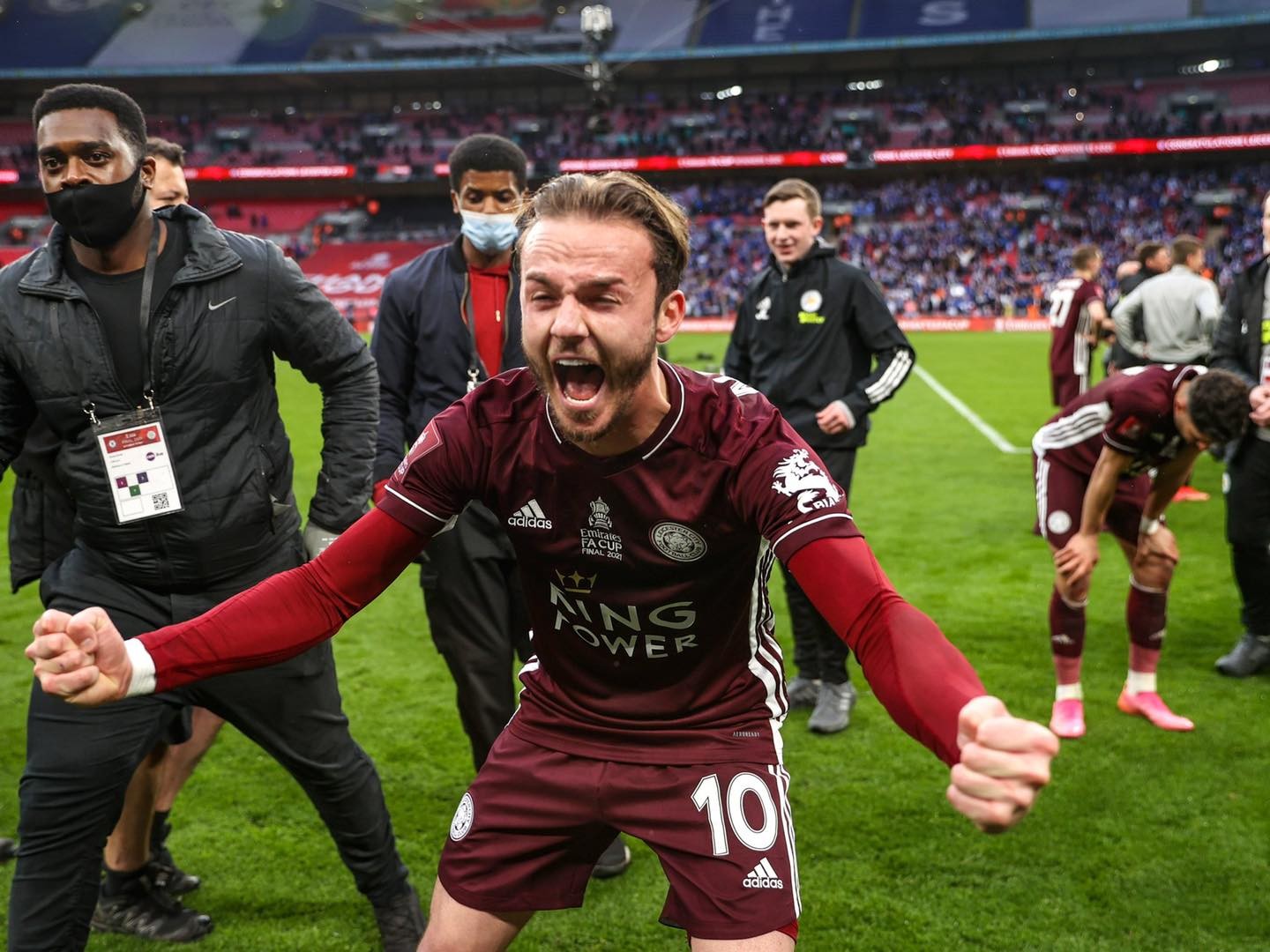 Chủ tịch và cầu thủ Leicester City đồng loạt bật khóc khi làm nên lịch sử - Bóng Đá