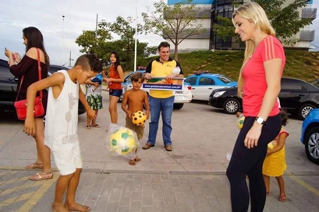Quá xinh đẹp, nữ trọng tài FIFA bị rủ đi 'tiếp khách' - Bóng Đá