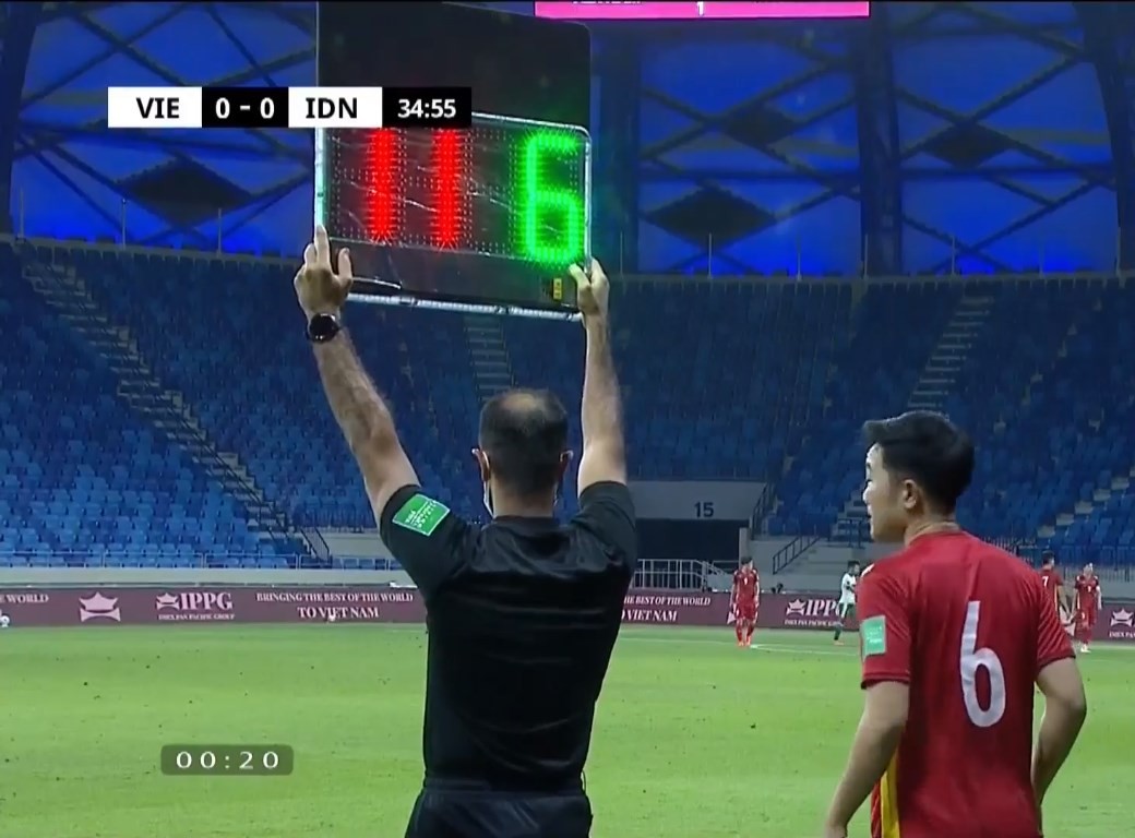 Indonesia 'bỏ bóng đá người', liên tục triệt hạ cầu thủ Việt Nam - Bóng Đá