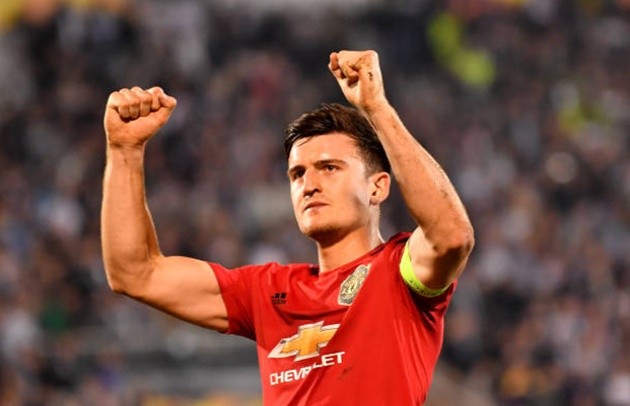 Ảnh Maguire bị cầu thủ Partizan lừa qua ngã sõng soài - Bóng Đá