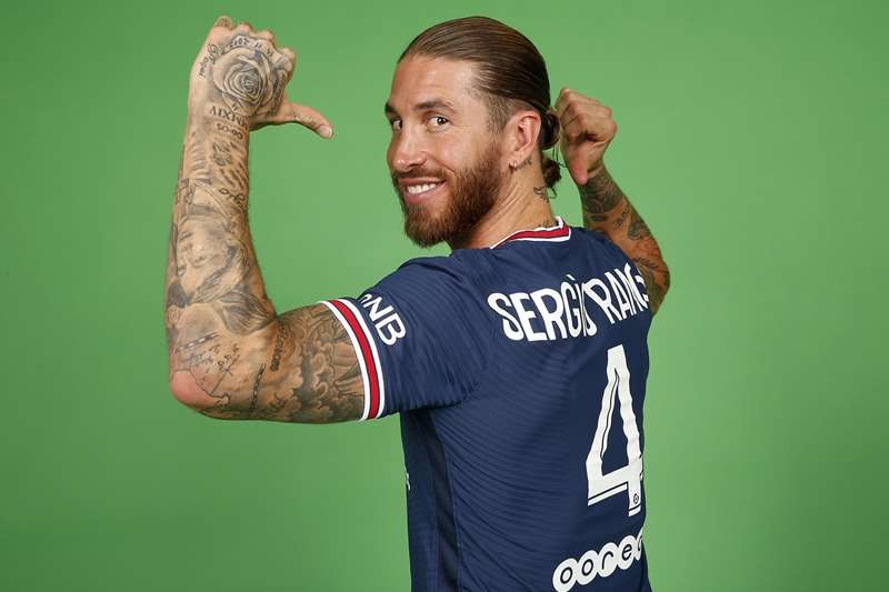 Sergio Ramos lạ lẫm ở PSG, lộ số áo chính thức - Bóng Đá