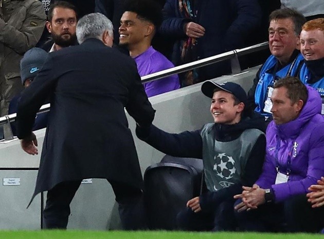 Jose Mourinho Awkwardly Left Son Heung-Min Hanging After Tottenham’s Champions League Comeback - không bắt tay - Bóng Đá