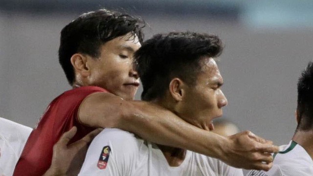 Vì sao Văn Hậu không bị phạt thẻ dù kẹp cổ cầu thủ U22 Indonesia? - Bóng Đá