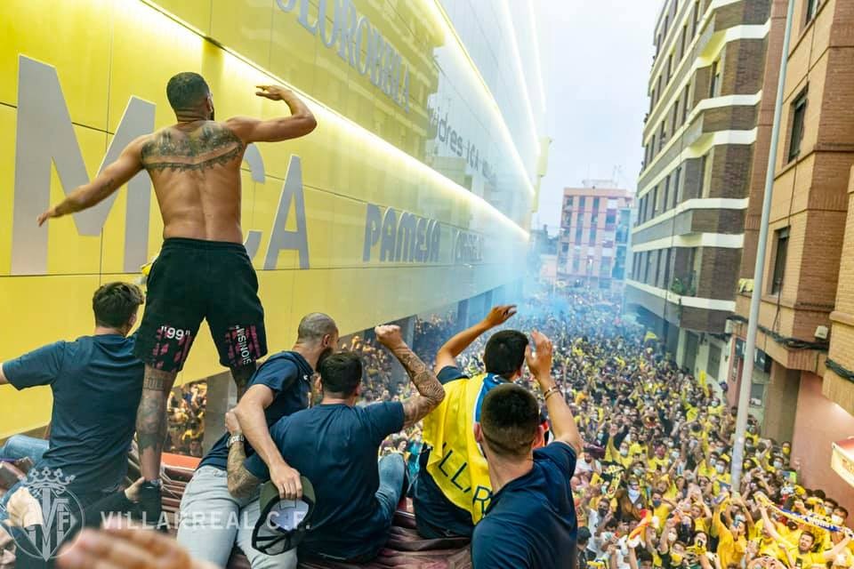 Hạ M.U, Villarreal diễu hành ăn mừng ngôi vương hoành tráng - Bóng Đá