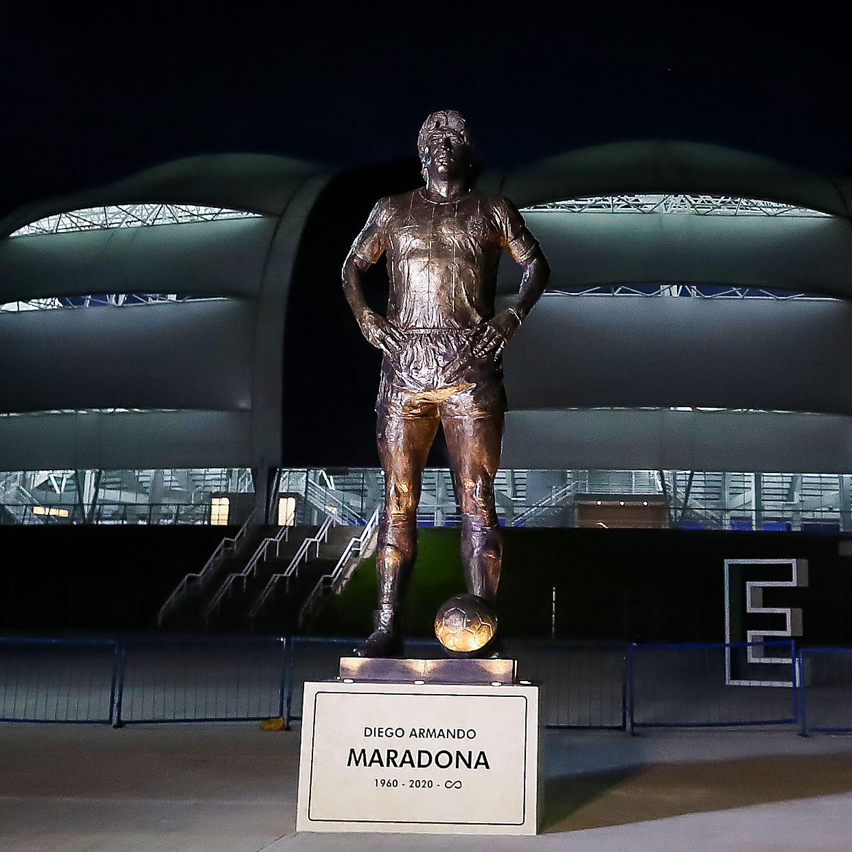 Messi nghẹn ngào trong ngày tri ân Diego Maradona - Bóng Đá
