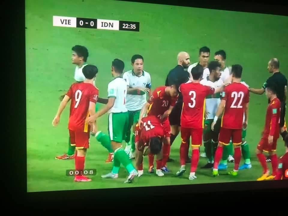 Indonesia 'bỏ bóng đá người', liên tục triệt hạ cầu thủ Việt Nam - Bóng Đá
