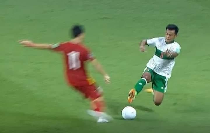 Indonesia 'bỏ bóng đá người', liên tục triệt hạ cầu thủ Việt Nam - Bóng Đá
