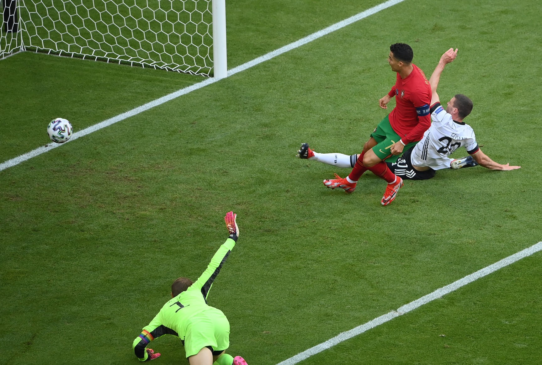 Ronaldo tạo cú lừa cho Rudiger, xử lý bóng kiểu 'no look' đẳng cấp - Bóng Đá