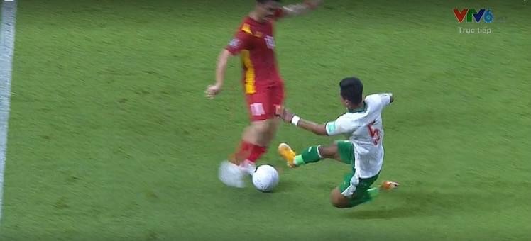Indonesia 'bỏ bóng đá người', liên tục triệt hạ cầu thủ Việt Nam - Bóng Đá