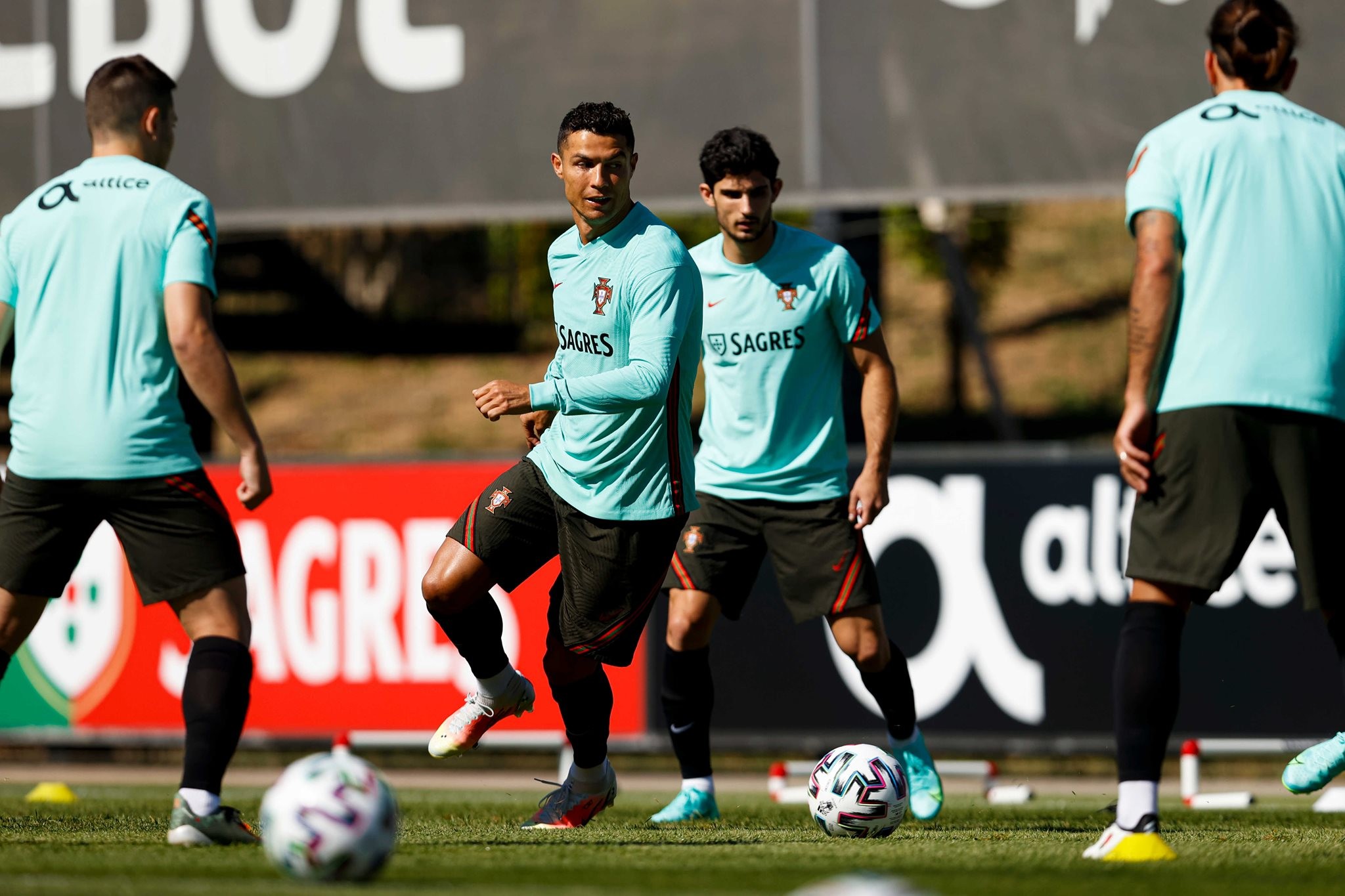 Ronaldo sung sức, Bồ Đào Nha sẵn sàng chinh phục EURO - Bóng Đá