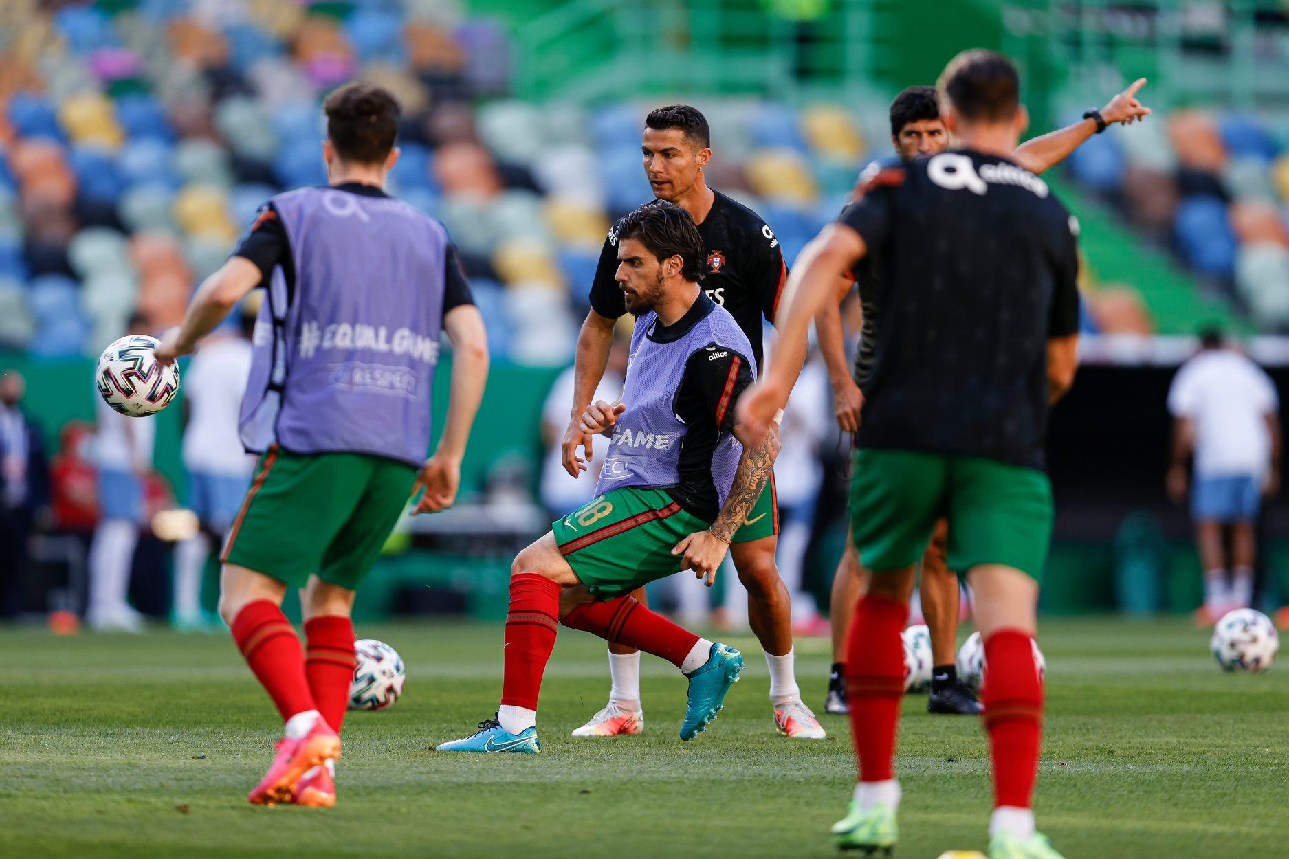 Ronaldo tiến sát kỷ lục nhưng lu mờ trước Fernandes - Bóng Đá