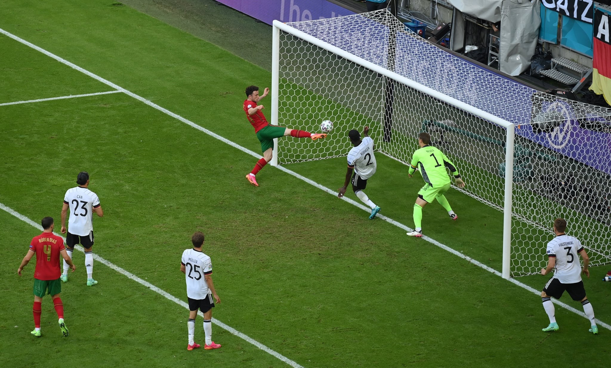 Ronaldo tạo cú lừa cho Rudiger, xử lý bóng kiểu 'no look' đẳng cấp - Bóng Đá