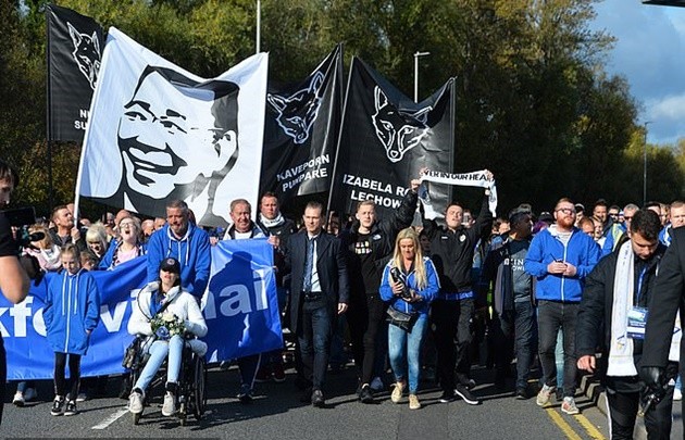 Leicester City fans pay tribute to Vichai Srivaddhanaprabha as Foxes mark year since late owner died in tragic helicopter crash - Bóng Đá