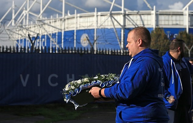 Leicester City fans pay tribute to Vichai Srivaddhanaprabha as Foxes mark year since late owner died in tragic helicopter crash - Bóng Đá