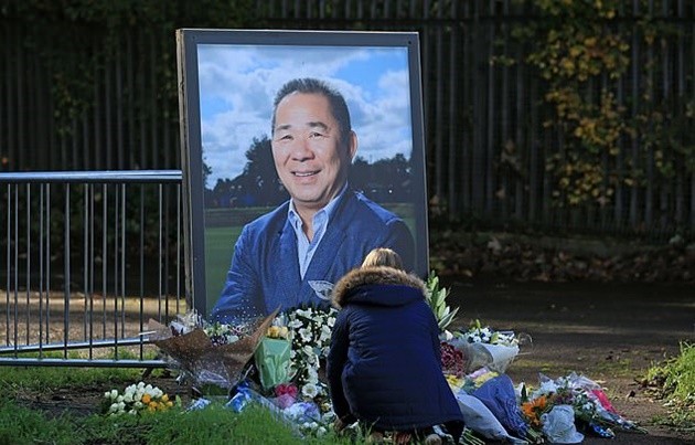 Leicester City fans pay tribute to Vichai Srivaddhanaprabha as Foxes mark year since late owner died in tragic helicopter crash - Bóng Đá