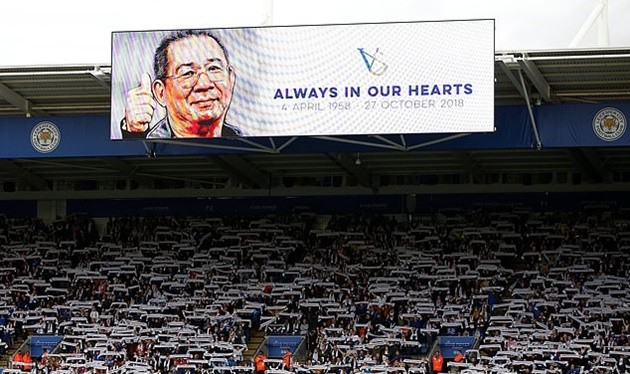 Leicester City fans pay tribute to Vichai Srivaddhanaprabha as Foxes mark year since late owner died in tragic helicopter crash - Bóng Đá