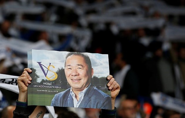 Leicester City fans pay tribute to Vichai Srivaddhanaprabha as Foxes mark year since late owner died in tragic helicopter crash - Bóng Đá
