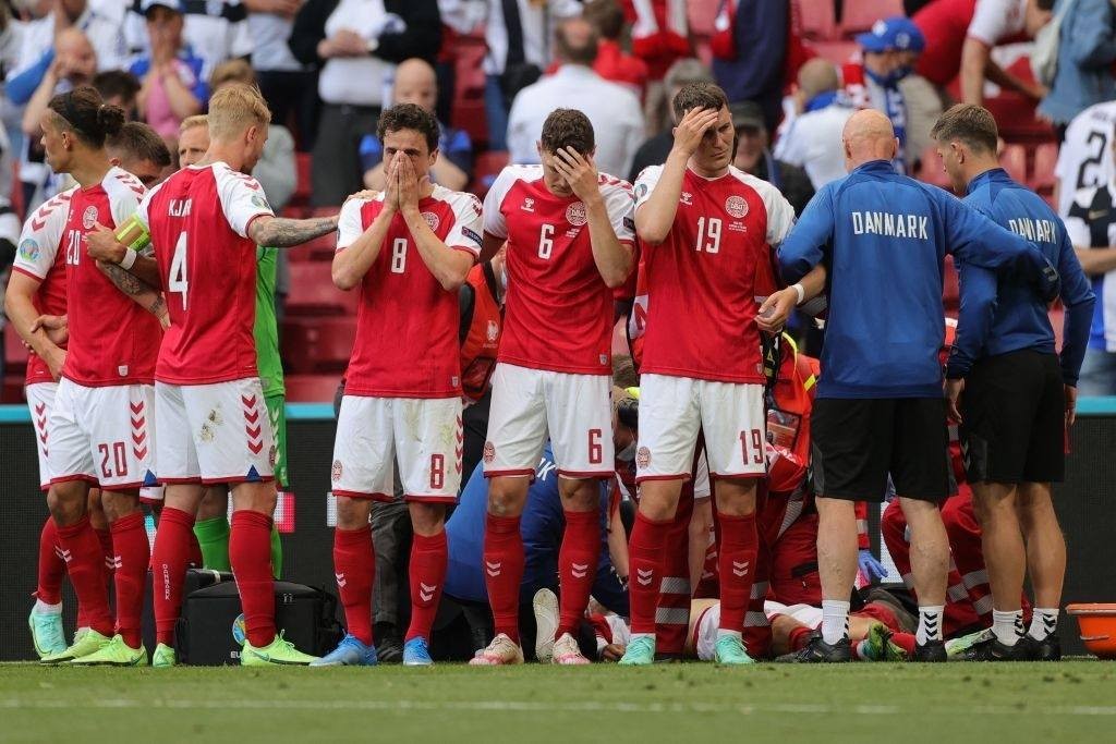 Eriksen nguy kịch, cầu thủ 2 đội bật khóc nức nở - Bóng Đá