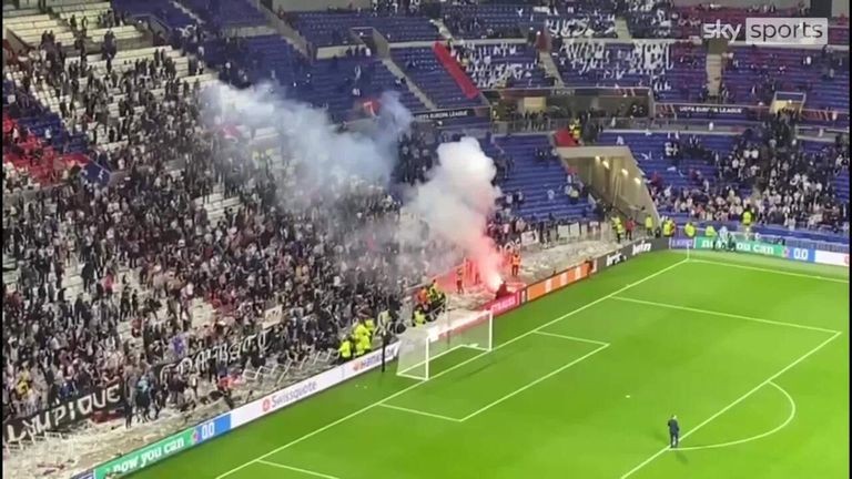 Bạo loạn nổ ra, Declan Rice lĩnh trọn chai nước từ CĐV đối thủ - Bóng Đá