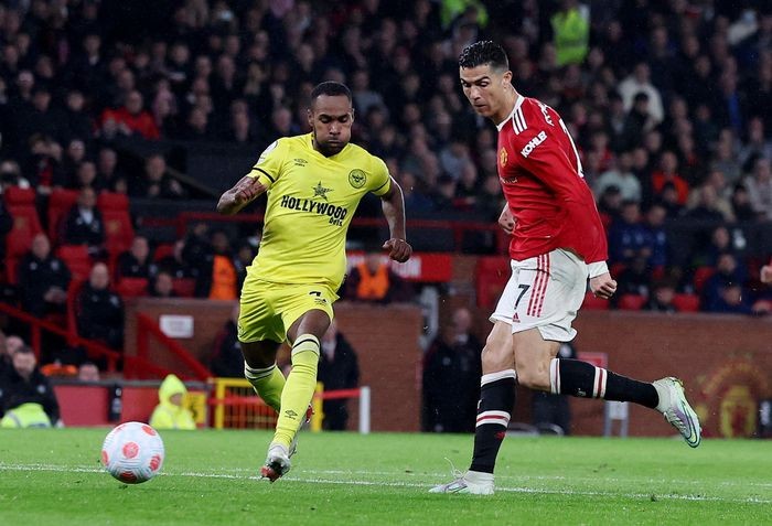 Ronaldo xô McTominay để tiện thực hiện cú tắc bóng chất lượng - Bóng Đá