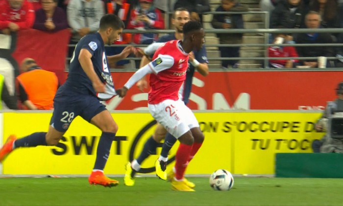 Hakimi bị kẹp cổ; Mbappe đấm người rồi ăn đấm - Bóng Đá