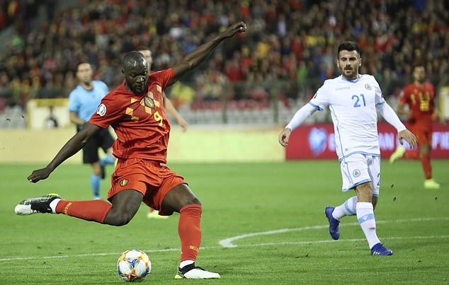 Nhìn đồng đội đau đớn, Messi có cử chỉ rất xúc động - Bóng Đá