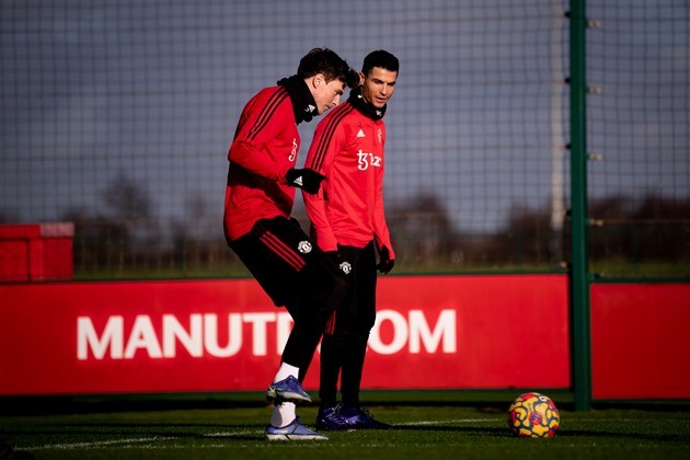 Arsenal fans HANG EFFIGY and call on Stan Kroenke to quit as thousands protest outside Emirates as police intervene - Bóng Đá