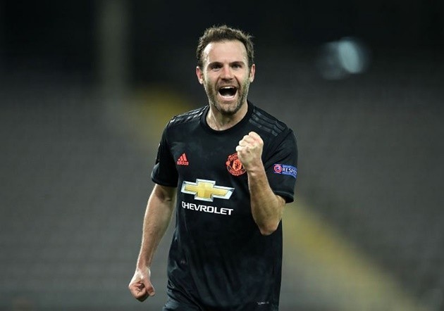 Patrick Vieira kicks Everton fan to the ground during pitch invasion at Goodison Park - Bóng Đá