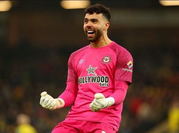 Luis Suarez gets booked after cheekily looking at the VAR screen - Bóng Đá