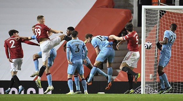 Erik ten Hag urged to re-sign Manchester United flop Wilfried Zaha and three other Premier League stars - Bóng Đá