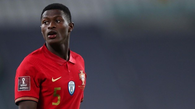 Ảnh Thành Chung chỉ tay dằn mặt Osvaldo Haay - Bóng Đá