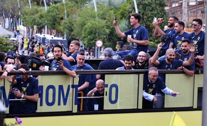 Hạ M.U, Villarreal diễu hành ăn mừng ngôi vương hoành tráng - Bóng Đá