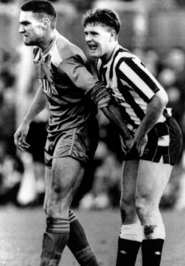 Preston 1-0 Sheffield Wednesday: Darnell Fisher grabs Callum Paterson's private parts during game - Bóng Đá