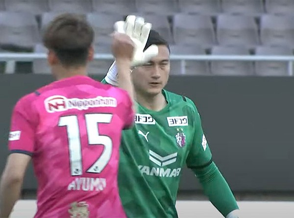 Đặng Văn Lâm giữ trắng lưới trong ngày bắt chính đầu tiên ở Cerezo Osaka - Bóng Đá