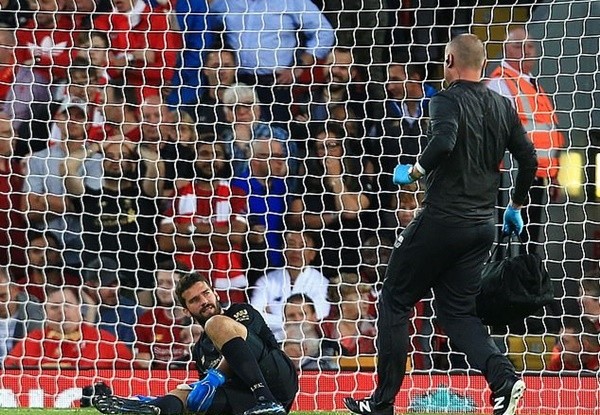 alisson nỗ lực trở lại trận đại chiến với MU - Bóng Đá