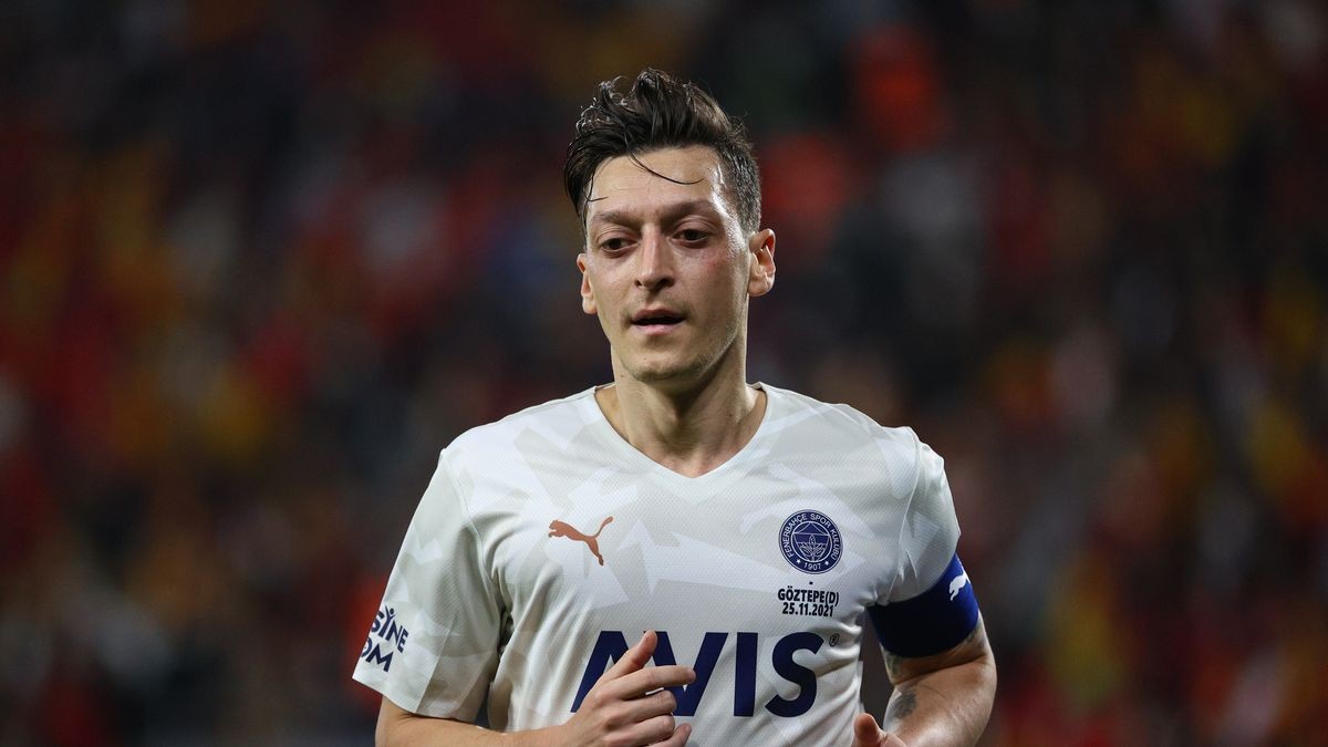 Mesut Ozil breaks silence after former Arsenal star suspended by Fenerbahce - Bóng Đá