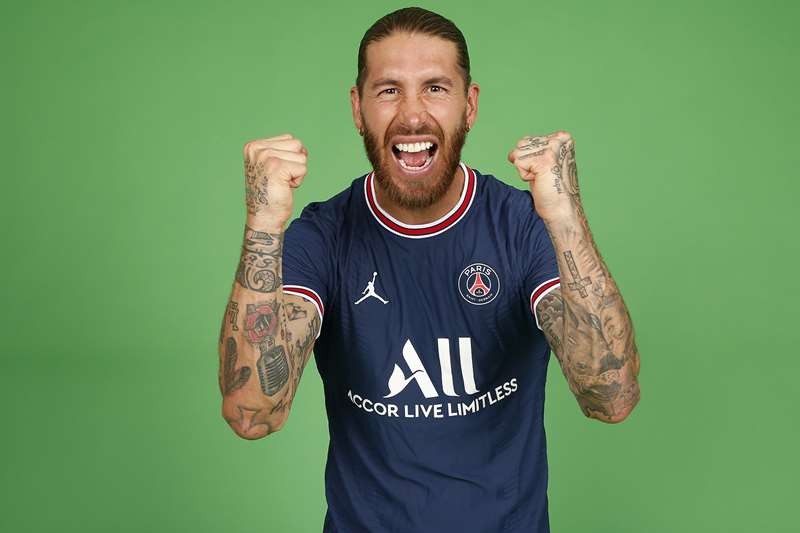 Sergio Ramos lạ lẫm ở PSG, lộ số áo chính thức - Bóng Đá