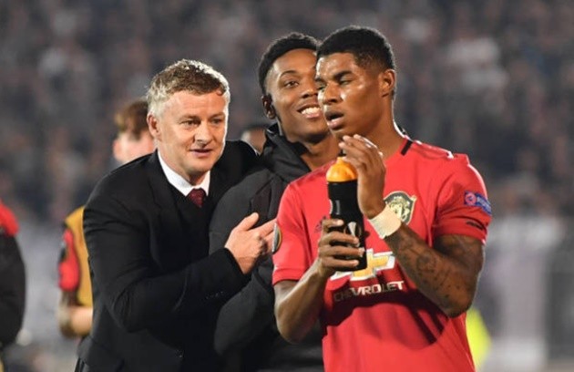 Ảnh Solskjaer ôm Martial sau trận - Bóng Đá