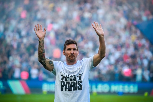 Thi đấu trên sân nhà, Messi sẽ rực cháy như Ronaldo? - Bóng Đá