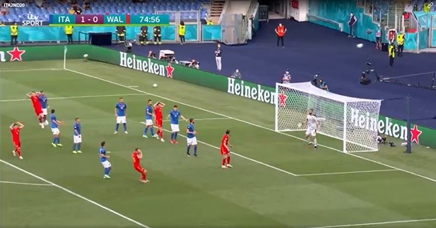 Cầu thủ xứ Wales đồng loạt ôm đầu sau pha hỏng ăn khó tin của Bale - Bóng Đá