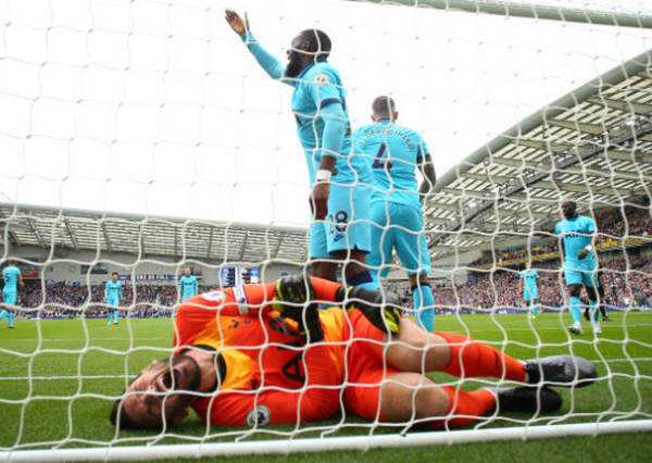 Thủ quân mắc sai lầm rồi chấn thương, Tottenham lại tiếp tục thua thảm - Bóng Đá