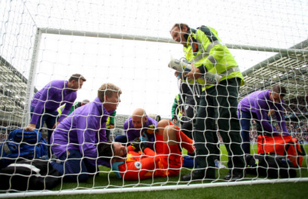 Thủ quân mắc sai lầm rồi chấn thương, Tottenham lại tiếp tục thua thảm - Bóng Đá