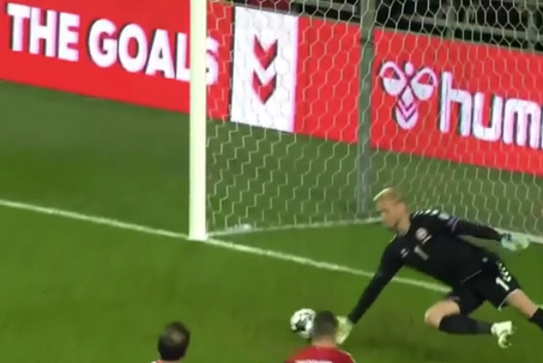 4 pha cản phá như 'siêu nhân', Kasper Schmeichel thay đổi số phận Đan Mạch ở vòng loại - Bóng Đá