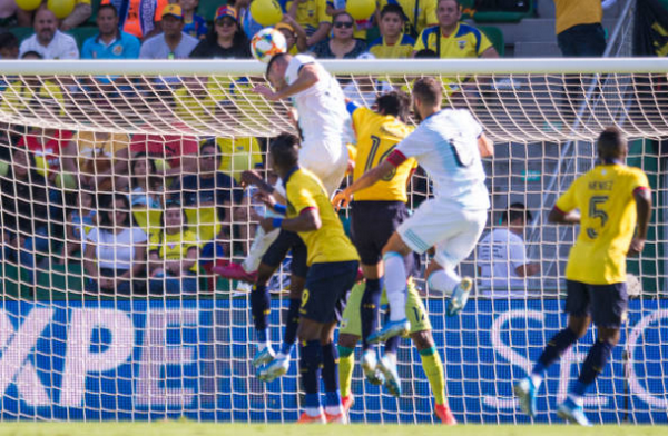 Messi bị cấm thi đấu, Argentina 'vô tình' tìm thấy sát thủ mới (Alario) - Bóng Đá