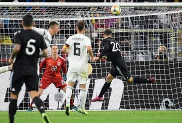 Messi bị cấm thi đấu, Argentina 'vô tình' tìm thấy sát thủ mới (Alario) - Bóng Đá